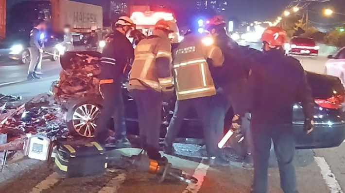 16일 오후 6시 20분쯤 전북 전주시 팔복동의 한 도로에서 승용차와 승합차 등 차량 3대가 잇따라 부딪혔다. 전북소방본부 제공