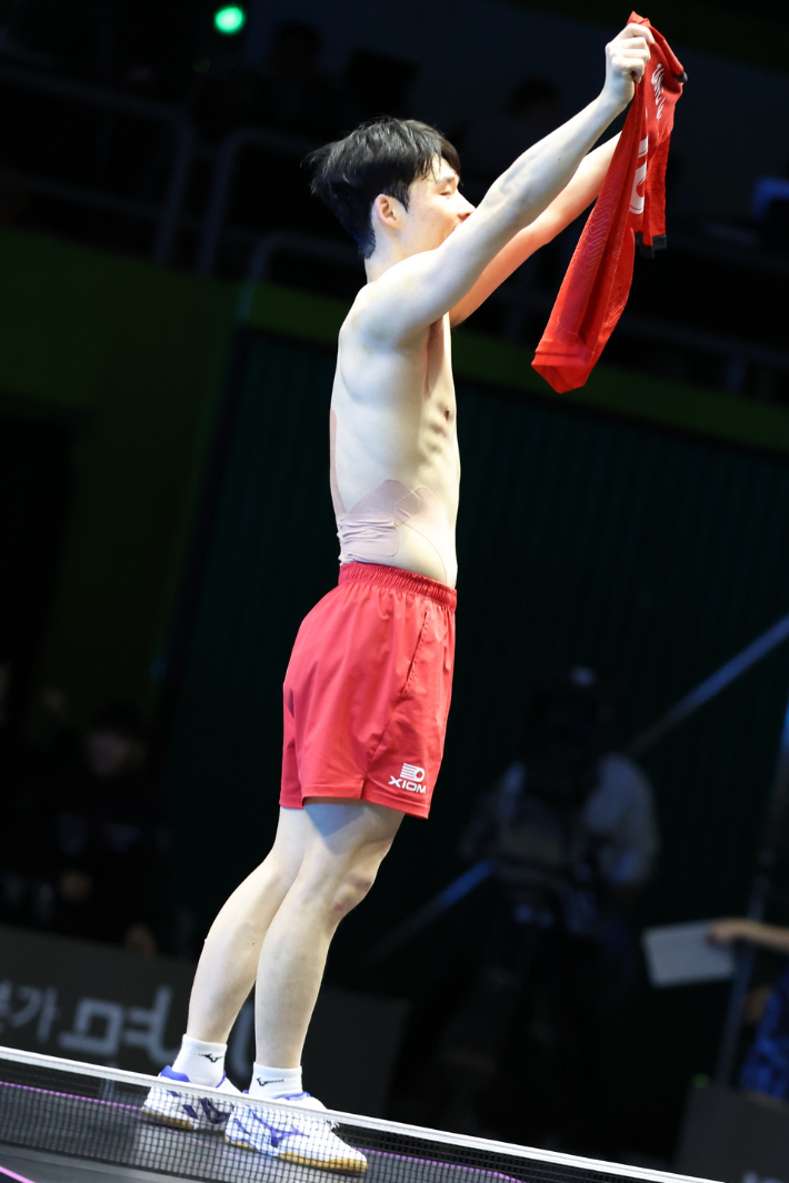 장우진이 16일 경기도 광명시민체육관에서 열린 '2025 두나무 프로탁구리그 FINALS IN 광명시' 남자부 결승에서 정상에 오른 뒤 화끈한 상의 탈의 세리머니를 펼치고 있다. 한국프로탁구연맹 