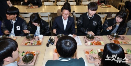 학생들과 식사하는 김민석 총리