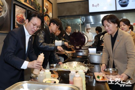 음식 담는 김민석 총리