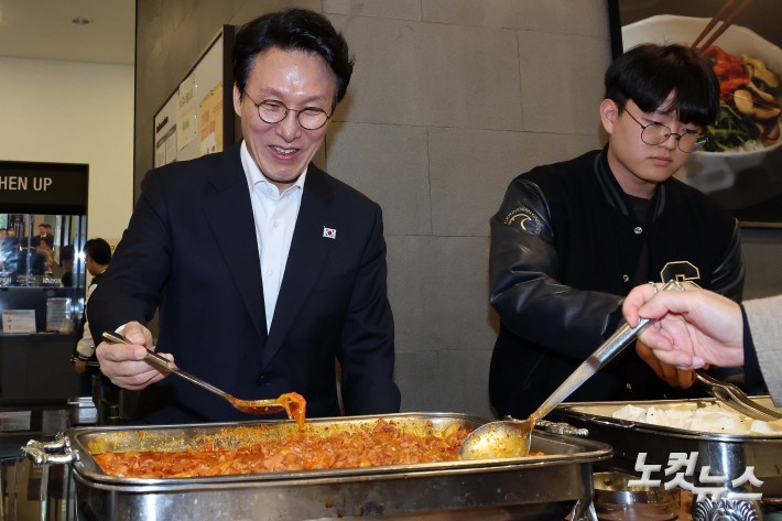 자율배식 하는 김민석 국무총리