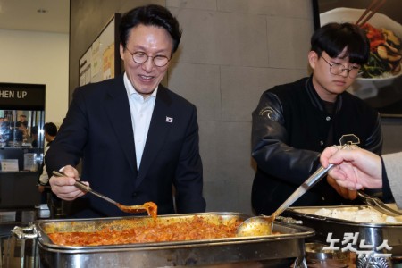 자율배식 하는 김민석 국무총리