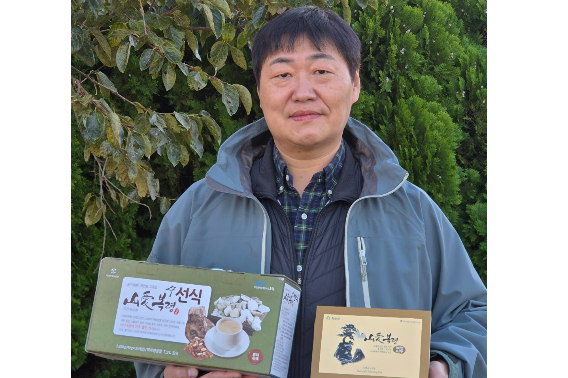 전라남도의 11월 '이달의 임업인'으로 선정된 최필승(48) 농업회사법인 미래로 대표가 복령버섯으로 재배한 제품을 들고 기념사진을 찍고 있다. 전라남도 제공