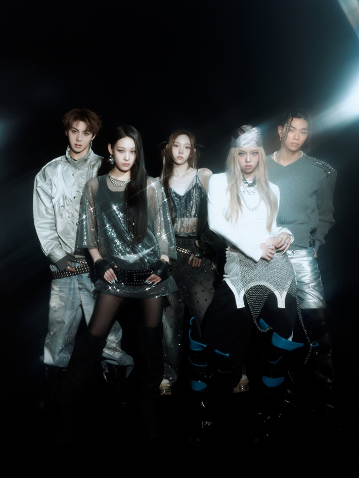 오늘(17일) 저녁 6시 신곡 '원모어타임'을 발매하는 올데이 프로젝트. 더블랙레이블 제공