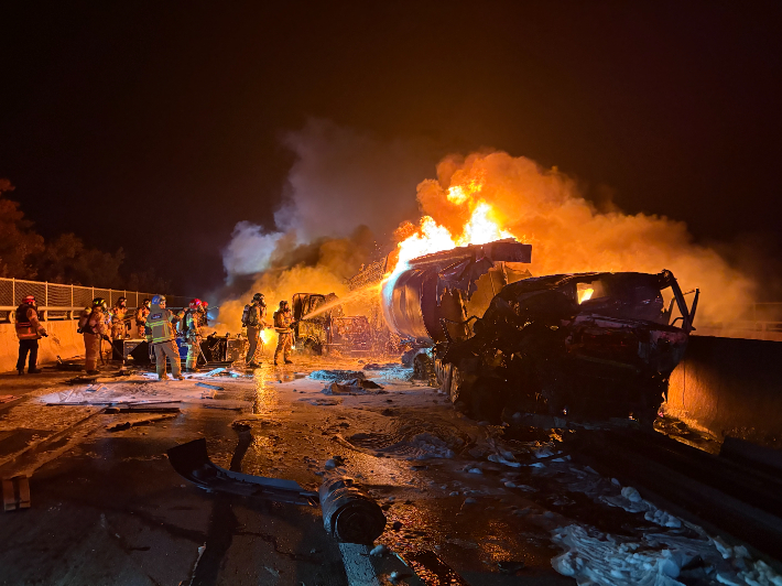 17일 경북 영천시 상주영천고속도로 신녕IC 부근에서 13중 연쇄추돌 사고 후 불이 나 2명이 숨지고 4명이 다쳤다. 경북소방본부 제공