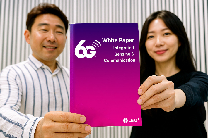 LG유플러스는 6G 시대의 핵심 기술로 주목받는 통신·센싱 융합 기술(ISAC)을 주제로 '2025년 6G 백서'를 발간했다고 17일 밝혔다. 6G 백서 표지를 모델이 선보이고 있는 모습을 AI로 생성한 이미지. LG유플러스 제공