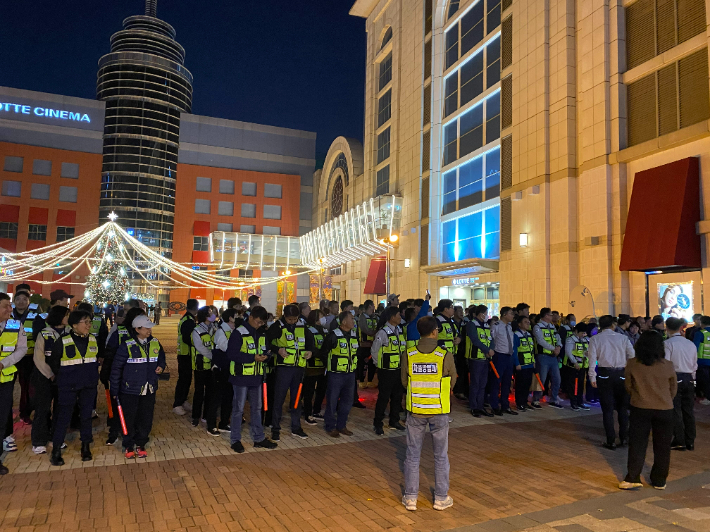 울산광역시교육청과 울산경찰청은 지난 13일과 14일 수험생들이 많이 모이는 지역을 중심으로 학생 생활지도를 했다. 울산시교육청 제공