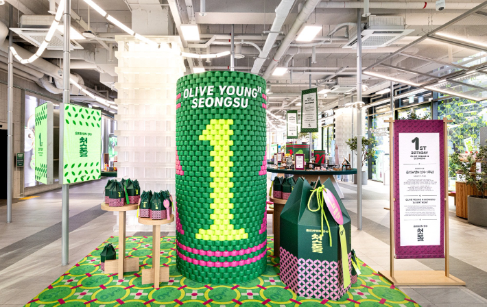1주년 테마로 꾸며진 '올리브영N 성수' 내부 전경. 올리브영 제공
