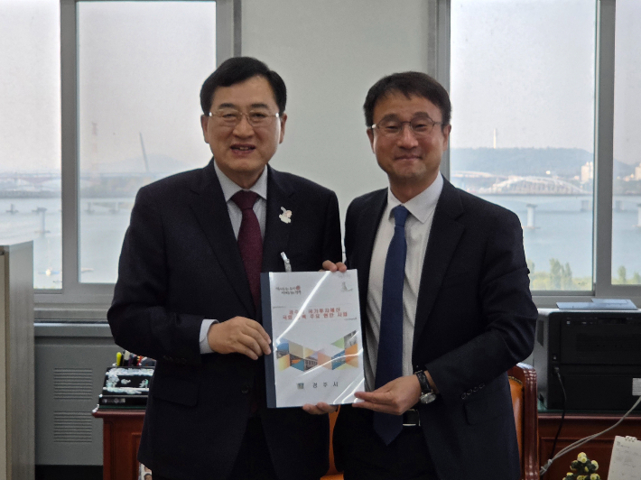 주낙영 경주시장(왼쪽)이 지난 4일 국회를 방문해 한병도 국회 예산결산특별위원장(오른쪽)에게 지역 주요 현안 사업 건의서를 전달하며 국비 지원을 요청하고 있다. 경주시 제공