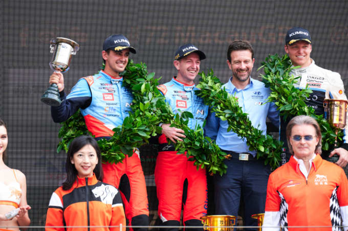  BRC 현대 N 스쿼드라 코르세(Squadra Corse) 팀 소속 네스토르 지로라미 선수와 미켈 아즈코나 선수가 11월 13~16일 열린 '2025 TCR 월드투어' 마카오 대회에서 우승ᆞ준우승을 차지하고 포디움에서 기뻐하는 모습(가장 왼쪽부터 미켈 아즈코나, 네스토르 지로라미 순). 현대차·기아 제공