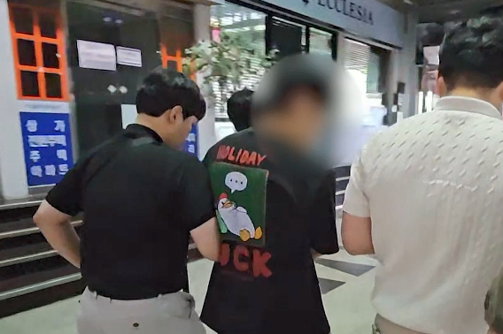 불법 대부업 업체 조직원 검거 장면. 강원경찰청 제공