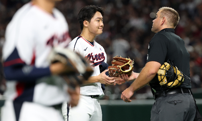 장비 점검 받는 정우주. 연합뉴스