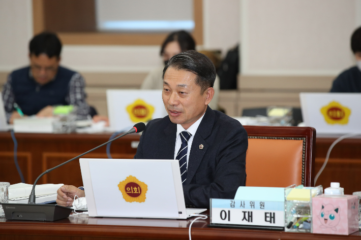  전라남도의회 이재태 의원(더불어민주당·나주 3)은 최근 전라남도교육청 행정사무 감사에서 전라남도교육청 산하 일부 지역교육지원청이 일반직 공무원 전보서열명부를 비공개로 운영하는 문제를 질타했다. 전남도의회 제공