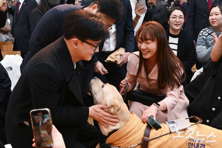 한동훈 전 국민의힘 대표가 3월 5일 서울 마포구 청년문화공간JU에서 자서전 '국민이 먼저입니다' 북콘서트에 참석해 김예지 의원의 안내견 태백이와 인사하고 있다. 박종민 기자