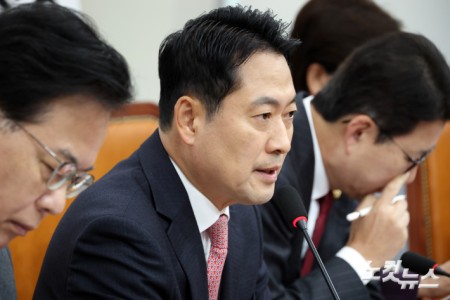 국민의힘 장동혁 대표가 17일 서울 여의도 국회에서 열린 최고위원회의에서 발언을 하고 있다.