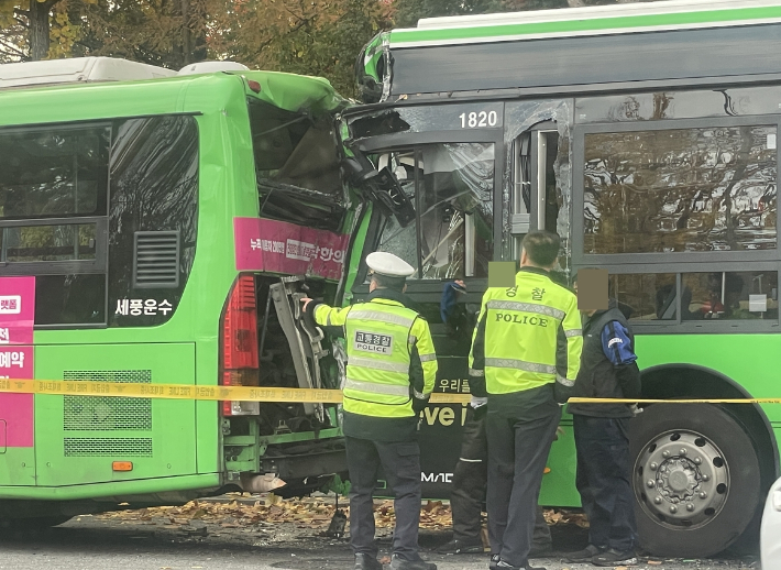 17일 오전 서울 양천구 신정동에서 발생한 연쇄추돌사고 현장. 연합뉴스