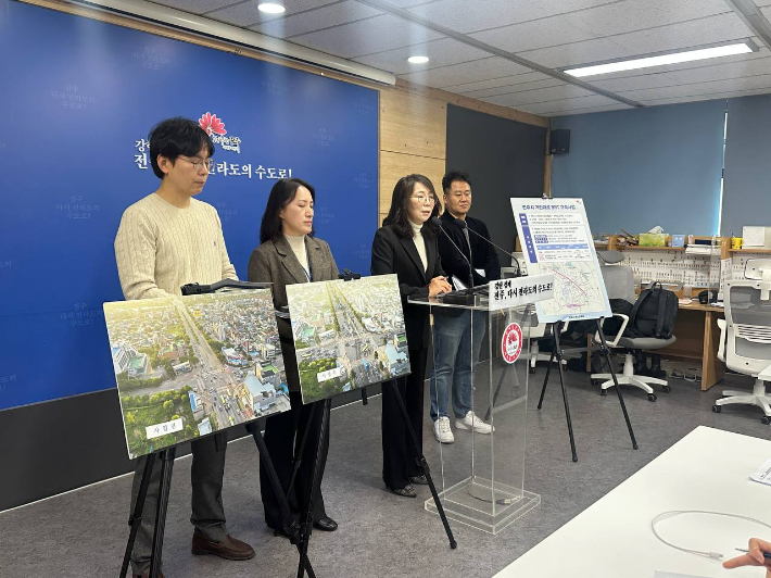 백미영 전주시 버스정책과장이 17일 전주시청 브리핑룸에서 기린대로 BRT 구축 계획에 대해 설명하고 있다. 전주시 제공