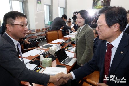 예산안등조정소위, 인사하는 한병도 위원장과 여야 간사