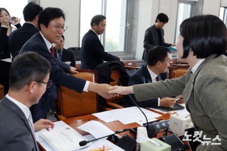 인사하는 이소영-박형수