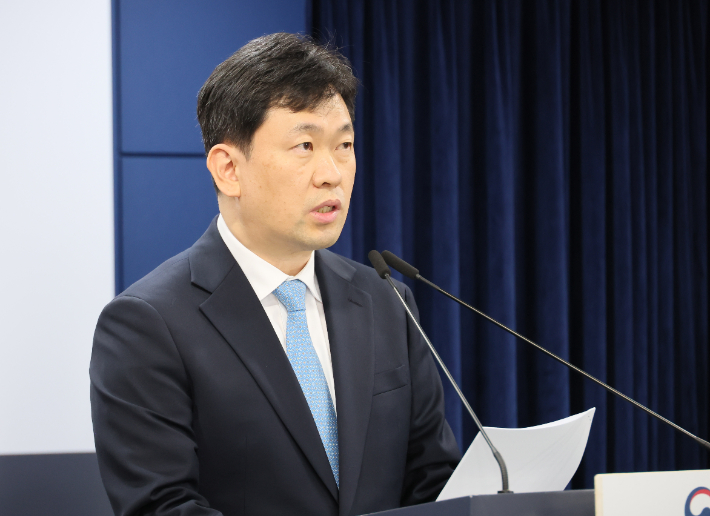 윤민호 통일부 대변인이 17일 서울 종로구 정부서울청사에서 정례브리핑을 하고 있다. 연합뉴스