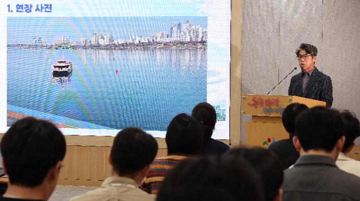 김선직 한강버스 대표가 17일 서울시청 브리핑룸에서 지난 15일 한강버스가 강바닥에 걸려 멈춘 사고와 관련해 브리핑하고 있다. 연합뉴스
