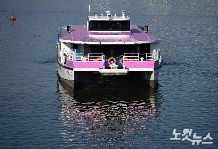 서울 송파구 잠실선착장 인근에 102번 한강버스가 멈춰 서 있다. 황진환 기자