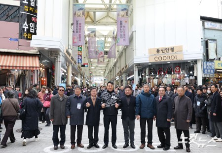 오세훈 서울시장이 17일 서울 중구 남대문시장에서 열린 남대문시장 아케이드 준공식에서 주요 내빈들과 기념사진을 촬영하고 있다.