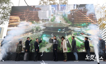 오세훈 서울시장이 17일 서울 중구 남대문시장에서 열린 남대문시장 아케이드 준공식에서 주요 내빈들과 기념사진을 촬영하고 있다.