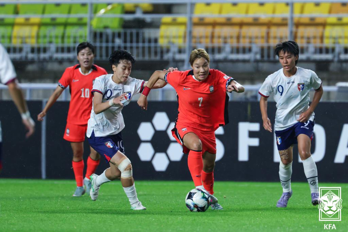 쇄도하는 이금민(사진 오른쪽에서 두번째). 대한축구협회 제공
