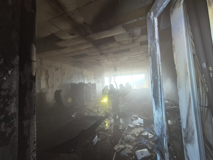 불이 난 전주대학교 예술관 모습. 전북소방본부 제공