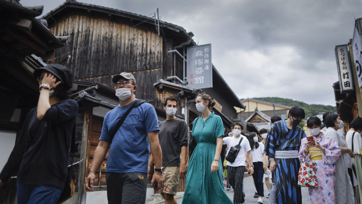 일본 교토의 골목길을 걷고 있는 외국인 관광객들. 연합뉴스