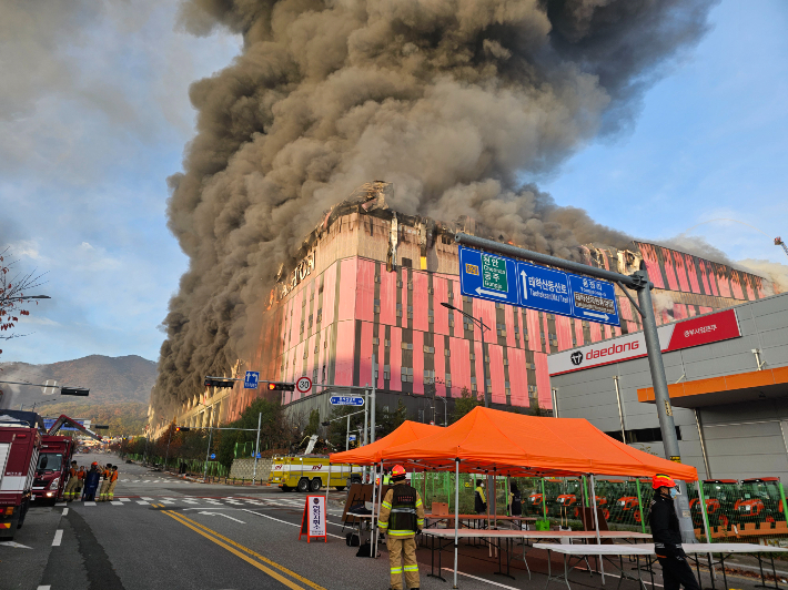 충남 천안 이랜드패션 물류센터 화재. 독자 제공
