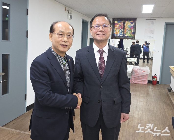 춘천홀리클럽  신임회장으로 추대된 장명주 장로(오른쪽)와  진상용 전 회장이 인사를 하고있다. 최재훈VJ