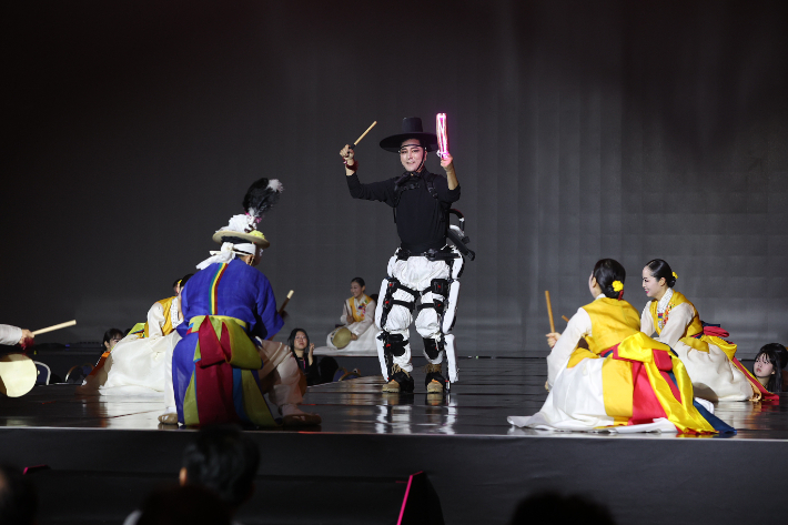 오프닝 퍼포먼스에서 공경철 교수의 엔젤로보틱스 로봇을 착용하고 안무하는 모습. KAIST 제공