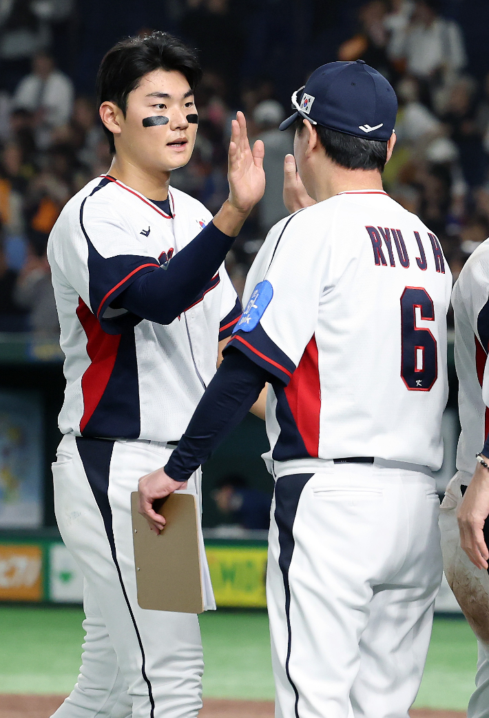 16일 일본 도쿄돔에서 열린 2025 K베이스볼 시리즈 대한민국과 일본의 평가전. 경기 후 9회말 극적인 동점 솔로홈런을 쏘아올린 김주원이 류지현 감독과 하이파이브를 나누고 있다. 이날 경기는 7-7 무승부를 기록했다. 연합뉴스 