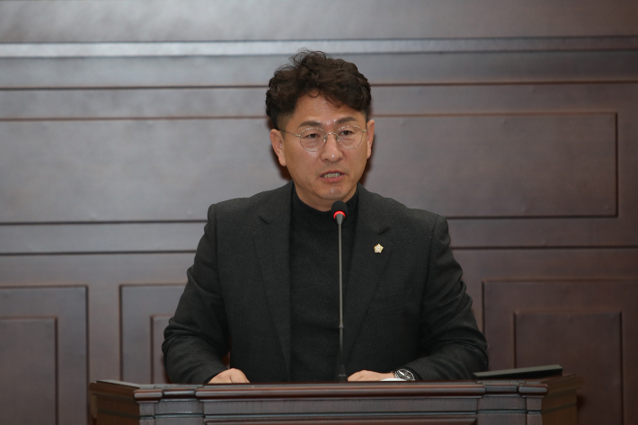 익산시의회 조남석 의원이 국가식품클러스터 입주기업 혁신성장을 위한 정부의 제도 마련 촉구 건의안을 대표 발의했다. 익산시의회 제공