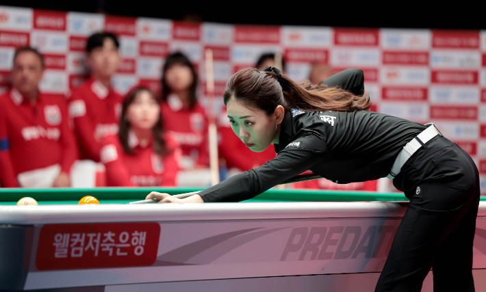 휴온스 최지민이 16일 웰컴저축은행과 경기에서 샷을 구사하는 모습. PBA 