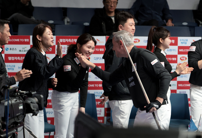 SK렌터카 에디 레펀스가 16일 승리 뒤 기뻐하는 모습. PBA 