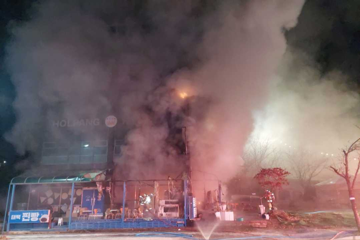지난 15일 오후 10시 15분쯤 강원 태백시 황지동 태백산국립공원 인근 1층 상가에서 불이 나 약 1시간 20여분 만에 진화됐다. 강원소방본부 제공