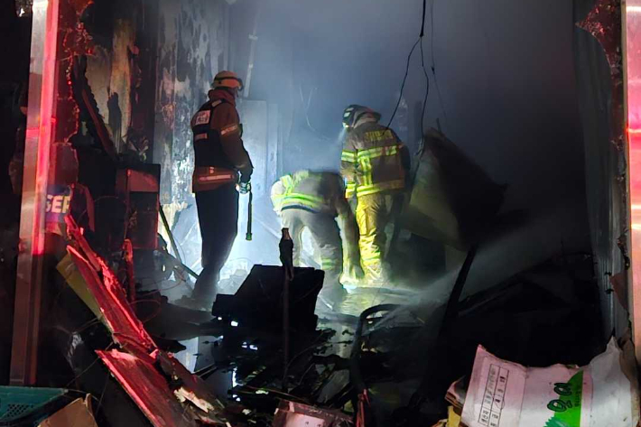 지난 15일 오후 10시 15분쯤 강원 태백시 황지동 태백산국립공원 인근 1층 상가에서 불이 나 약 1시간 20여분 만에 진화됐다. 강원소방본부 제공