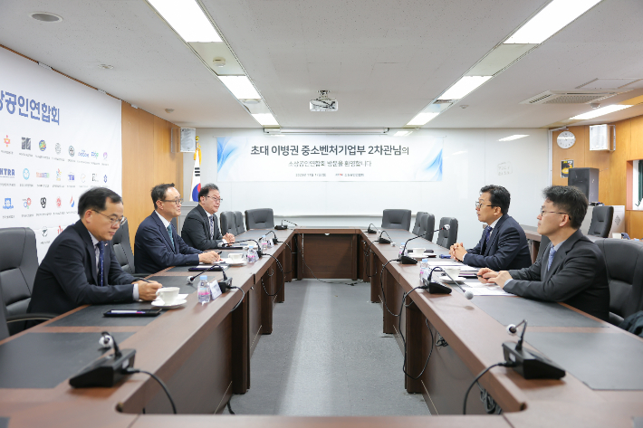 이병권(오른쪽에서 두 번째) 중소벤처기업부 제2차관이 17일 서울 영등포구 소상공인연합회를 방문해 송치영(왼쪽에서 두 번째) 회장과 이야기를 나누고 있다. 중기부 제공