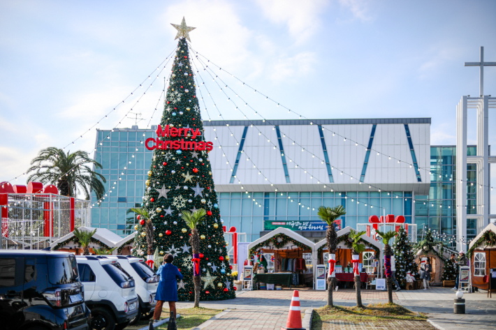 제주성안교회 앞마당에 설치된 대형 트리. 제주성안교회 제공