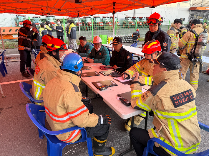 지난 15일 이랜드패션 물류센터 화재 현장에서 천안시 관계자들이 유관기관과 회의를 진행하고 있다. 천안시 제공