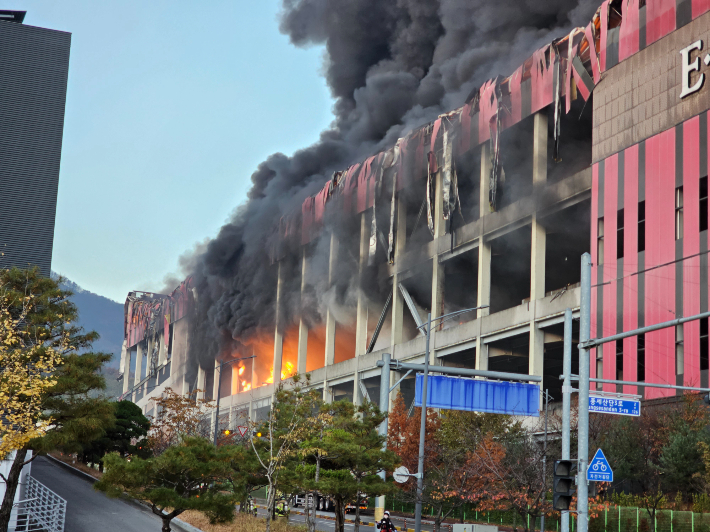 지난 15일 천안 풍세산업단지내 이랜드패션물류센터에 화재가 발생했다. 독자제공