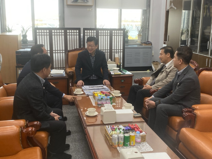 전춘성 진안군수(오른쪽에서 첫번째)가 17일 더불어민주당 안호영 국회의원(가운데)에게 농어촌 기본소득 시범사업의 추가 지정을 건의하고 있다. 진안군 제공