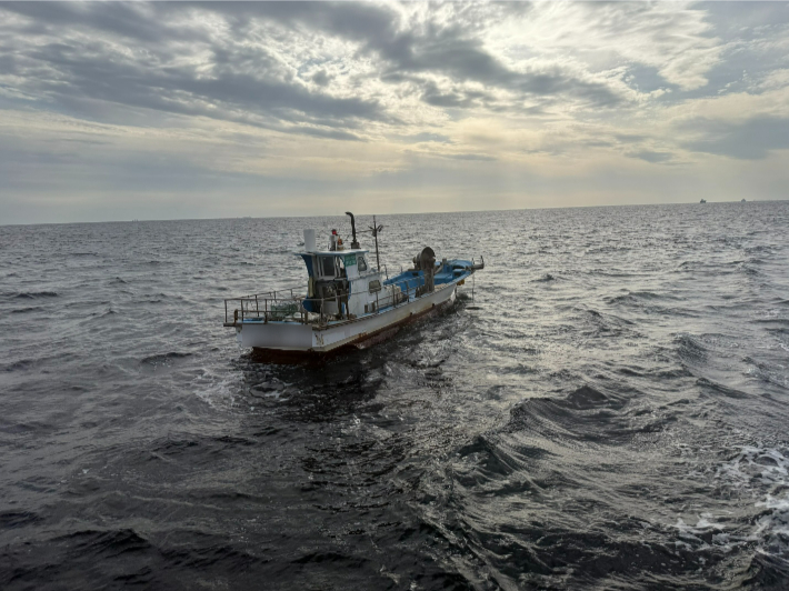 17일 오후 부산 앞바다에서 혼자 조업을 하던 80대 선장이 실종돼 해경이 수색에 나섰다. 해경이 발견한 선박 모습. 부산해양경찰서 제공