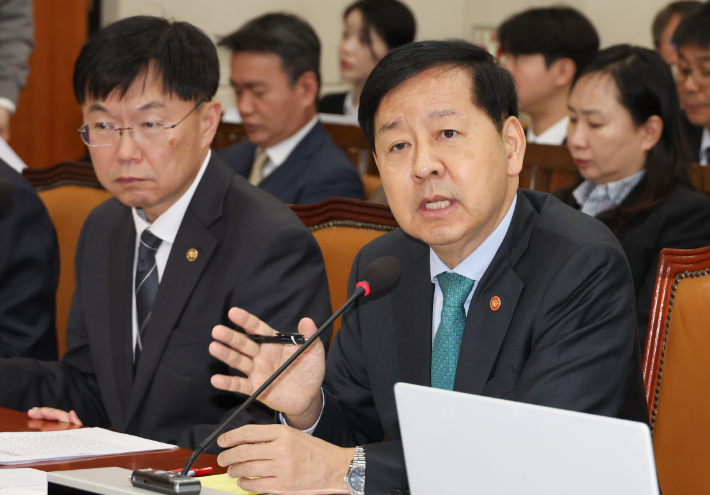 구윤철 부총리 겸 기획재정부 장관이 17일 서울 여의도 국회에서 열린 기획재정위원회 전체회의에서 한미관세협상 조인트 팩트시트(공동 설명자료) 관련 위원 질의에 답하고 있다. 연합뉴스