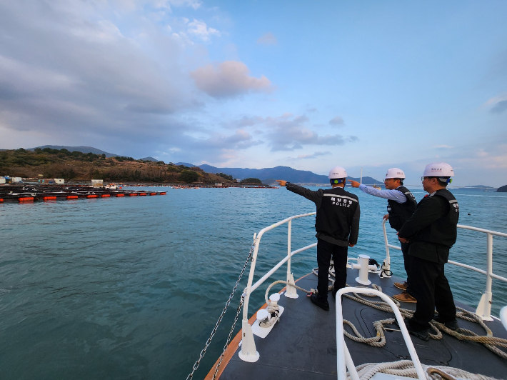 여수해경이 수출용 패류생산 지정해역 해양오염 여부 등을 점검하고 있다. 여수해경 제공