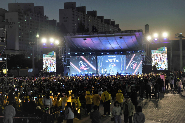 기아 오토랜드광주가 60주년을 맞아 지난 16일 광주광역시청 야외음악당에서 '기아 하모니 콘서트'를 열었다. 기아 오토랜드광주 제공