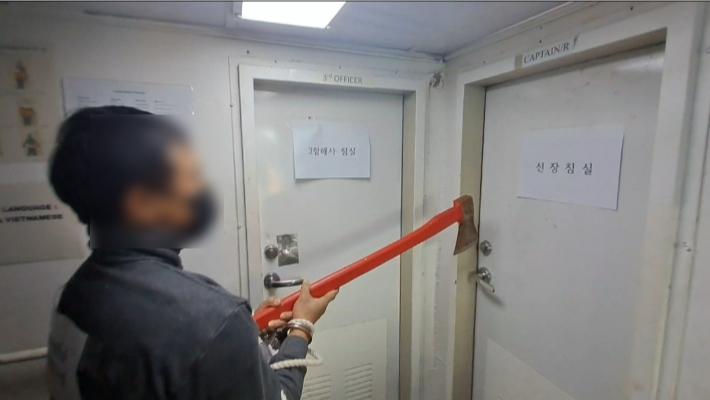부산 감천항에 정박 중인 선박에서 동료를 폭행하고 난동 부린 베트남 선원이 사건 현장을 검증하고 있다. 부산해양경찰서 제공